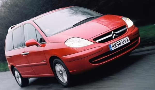 Успех: 46,5% 

C8 на Citroen беше MPV със споделена платформа като на Fiat Ulysse и Peugeot 807 (очаквайте развитие а темата).  Не беше отличната кола за шофиране, но много удобна за дълги разстояния - изключително просторна и на добра цена. 

Плъзгащите се странични врати също дадоха практичност.
Но както много от колите в този списък, навъртелите вече години бройки от модела ще ви бръкнат дълбоко в джоба, за да преминат техническия преглед. 